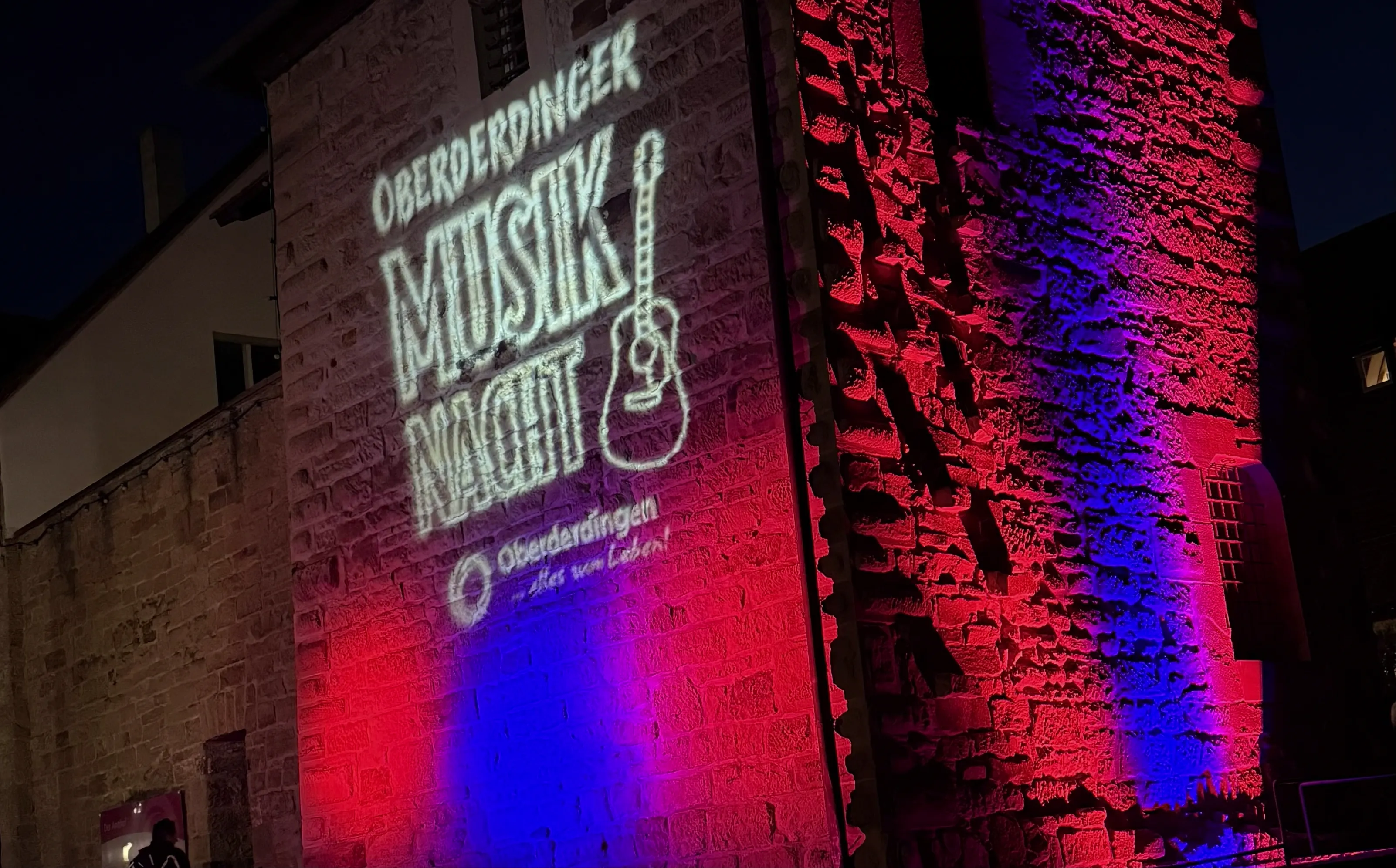 Logoprojektion bei der Musiknacht Oberderdigen